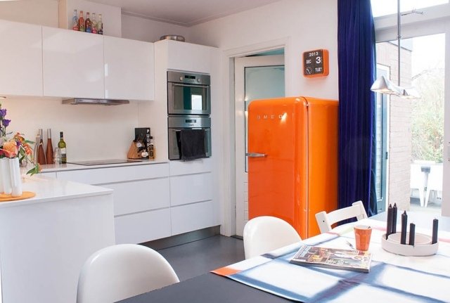 retro-kylskåp-orange-färg-modernt-vitt-kök