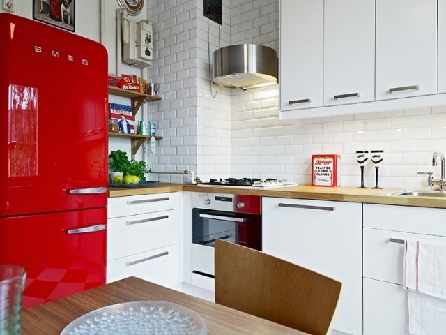röd-retro-kylskåp-kök-bosch-smeg-vit-kök-skåp-tegel-vägg