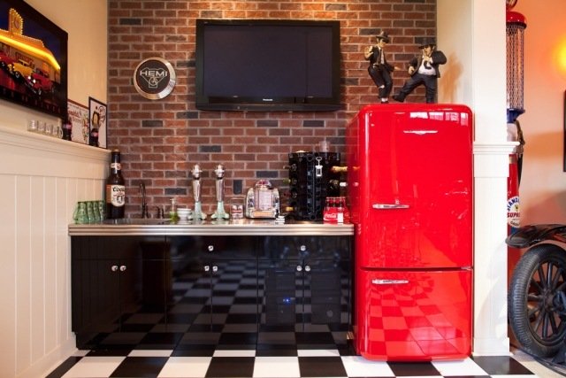 Fristående kylskåp-retro-look-röd-källare-renovering-svart-kök-rad