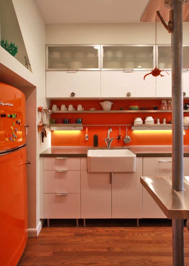 retro-kylskåp-modernt-kök-orange-vitt-glas-kakel-spegel