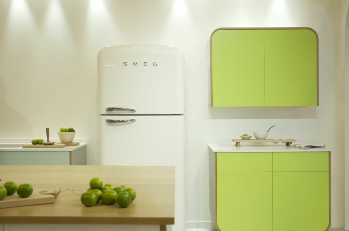 bosch retro kylskåp smeg vita gröna skåp matbord enkel inredning