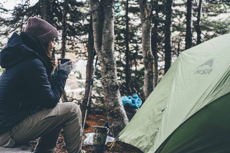 camping-semester-tält-skog-utrustning