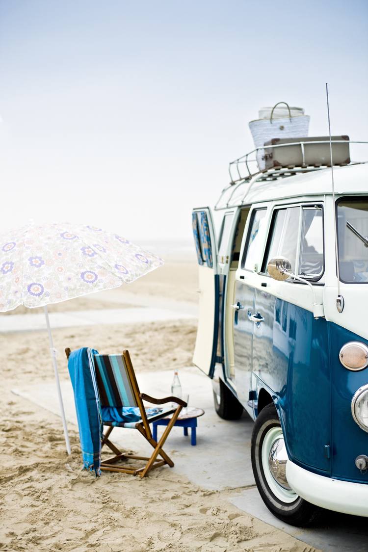 camping-semester-husbil-retro-w-blå-strand-sand