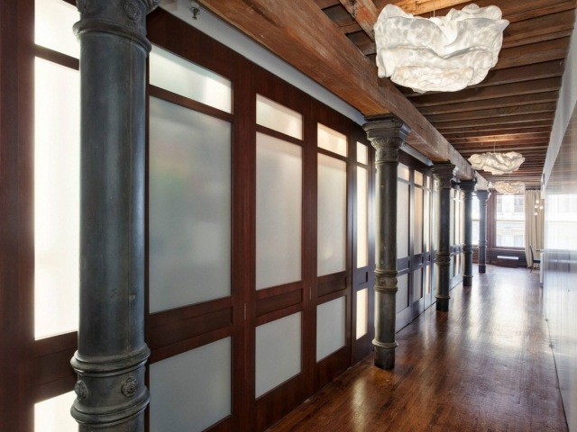 industriell look lägenhet-korridor-trägolv-metall-pelare-designer-hängande lampor