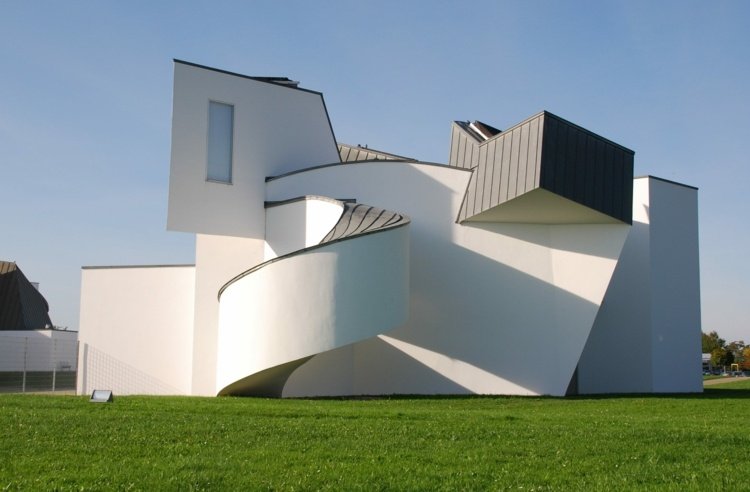 dekonstruktivism vitra-design-museum-gehry-organisk-kant-spiraltrappa