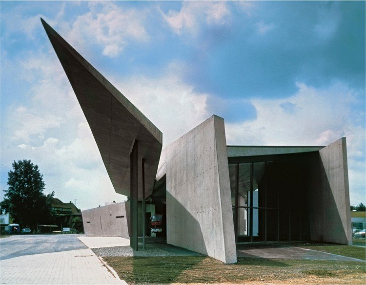 dekonstruktivism-zaha-hadid-brand-brigad-tyskland-stjärna arkitekt-betong