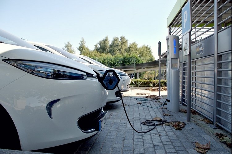 elbilar renault laddstation parkering