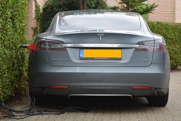 el-bil-tesla-modell-s-grå-laddningsstation