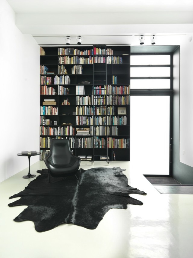 svart läder vägg hylla böcker heltäckningsmatta vit färg