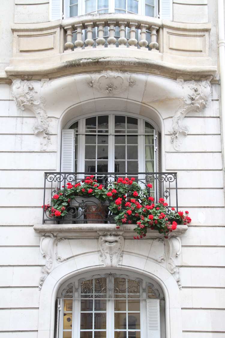 fransk-balkong-idéer-pelargoner-rött-vitt-hus
