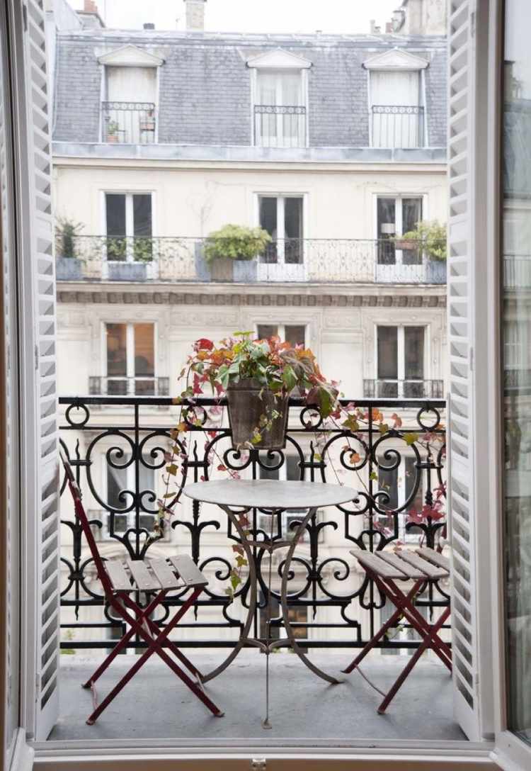 fransk-balkong-idéer-romantisk-smidesjärn-hopfällbar-stol-bord