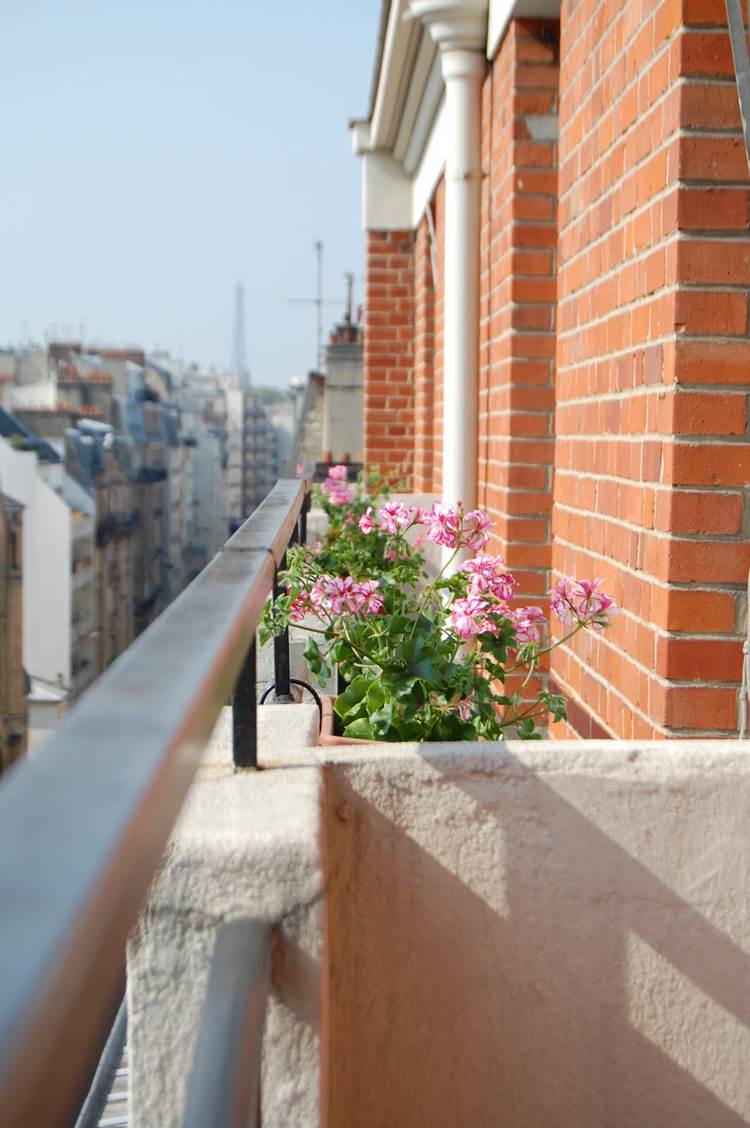 fransk-balkong-idéer-pelargon-klinker-väggvy
