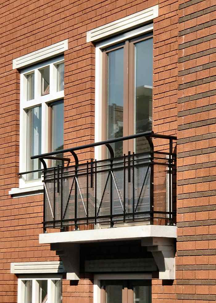 Fransk-balkong-modern-design-balkong-kantad av parapets