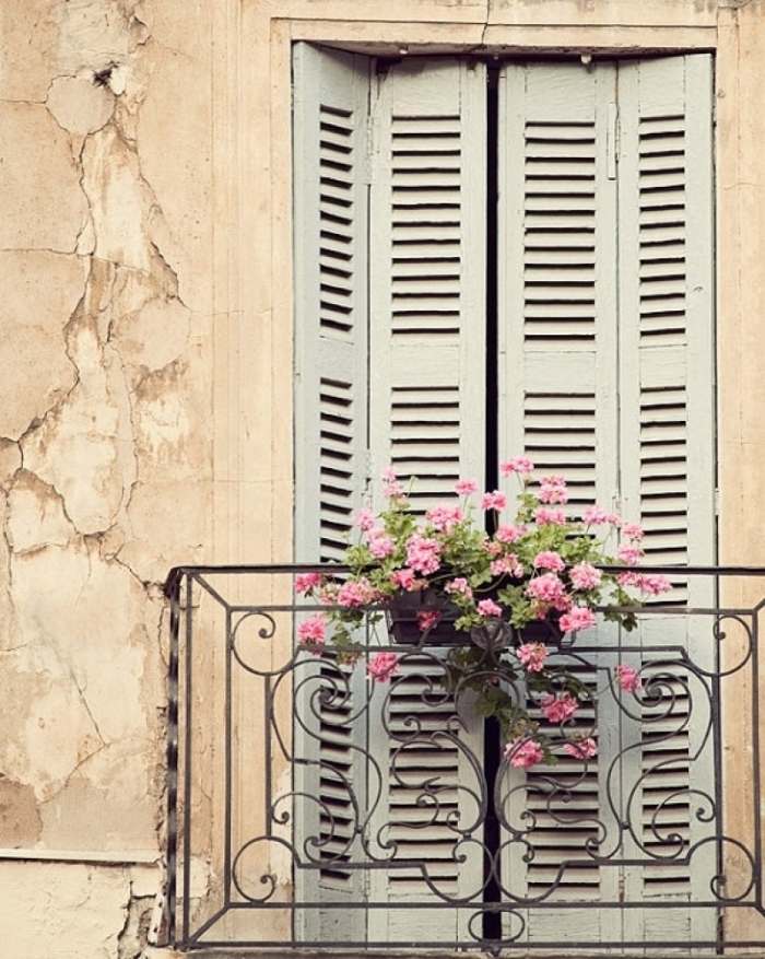 Fönsterstänger-blommor-golv-till-tak-dörr-vik-dörr-romantisk-balkong-fransk