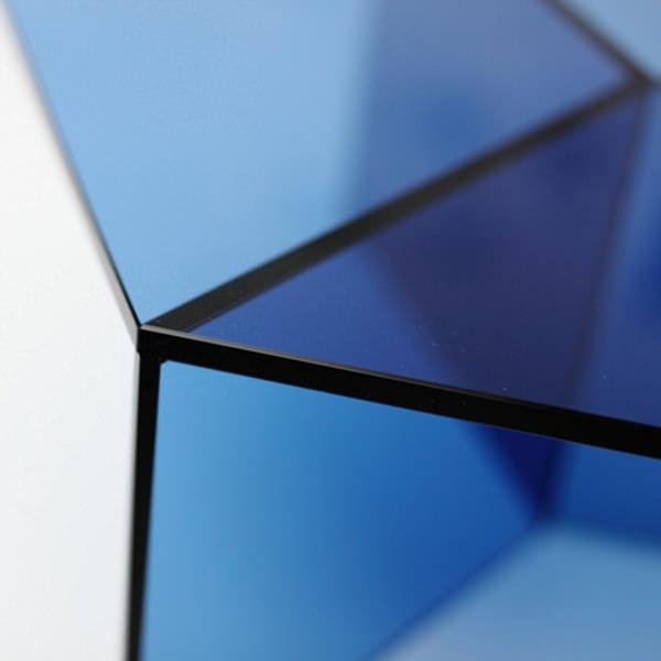 Isom sidobordsmålat glaspanel blå design