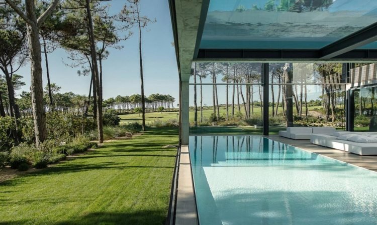 Glaspool på taket modernt hus Guedes Cruz Architects