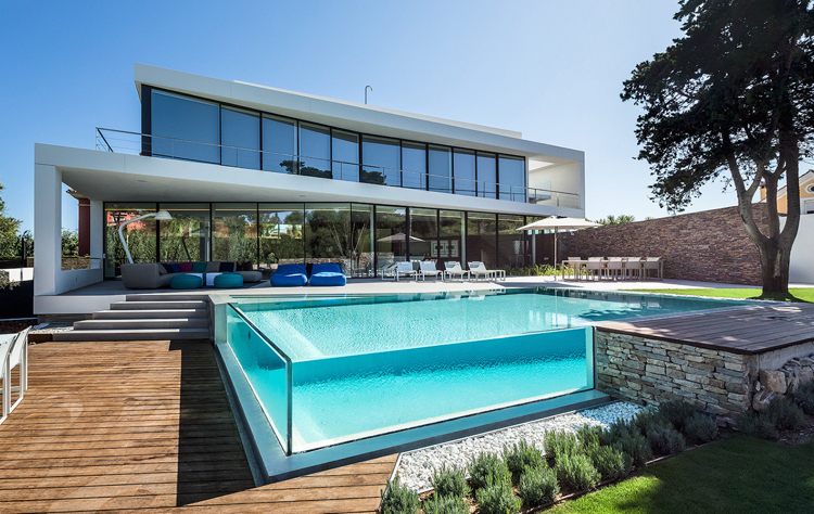 modernt hus pool glasvägg terrass lounge område 123DV Cool Blue Villa