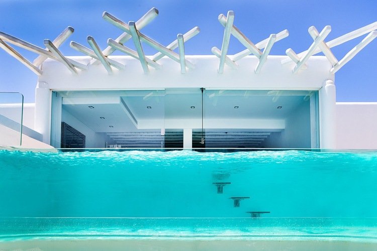 Glas pool vatten trappor vit fasad Hotel Kivotos Mykonos