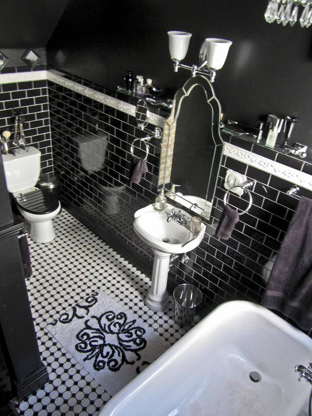 Den gotiska livsstilen i badrummet svarta vita kakel speglar mosaik