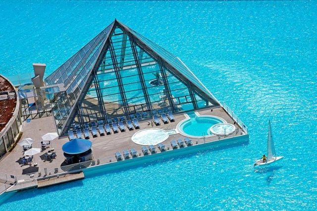 största-pool-i-världen-chile-solterrass-glaspyramid