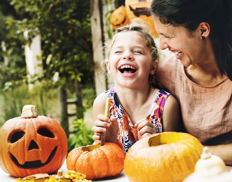 Gör höstdekorationer med barn. Hål ut pumpor med jack-o-lyktor