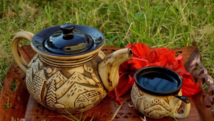 Keramik-kanna-te-mugg-på-ängen-hibiskus