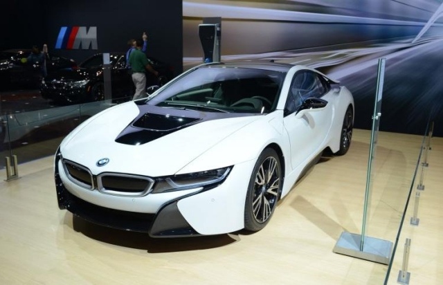 BMW i8 fram vänster sida vit svart