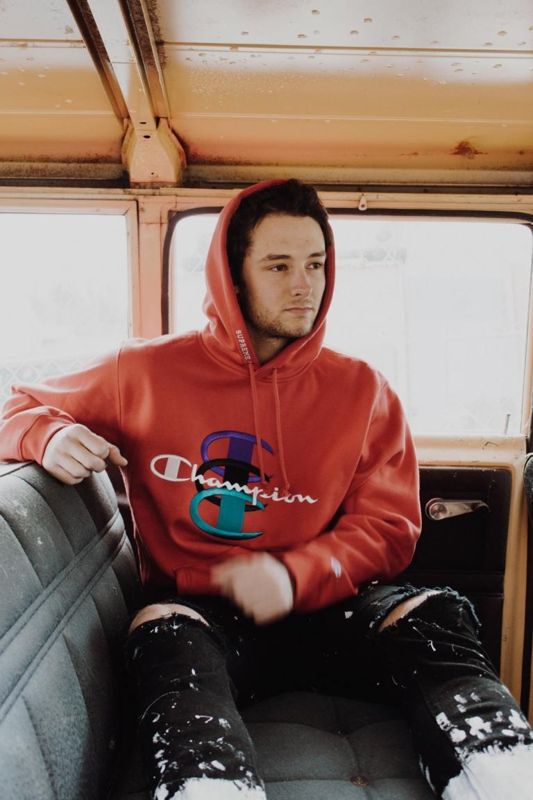 Hoodie -historia Det amerikanska företaget Champion anses vara uppfinnaren av designen vi känner till idag