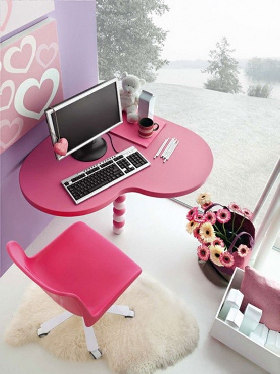 rosa-skrivbord-i-barnkammaren-hjärtformad-tjej