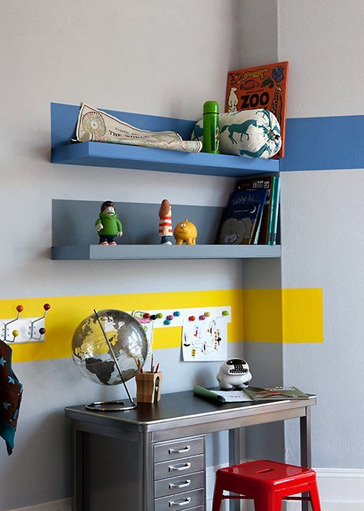 Skrivbord-i-barnkammaren-ränder-vägg
