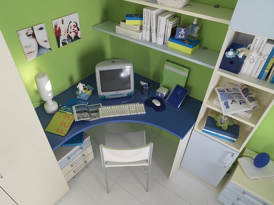 rund-skrivbord-i-barnrummet-blå-grönt-hörn