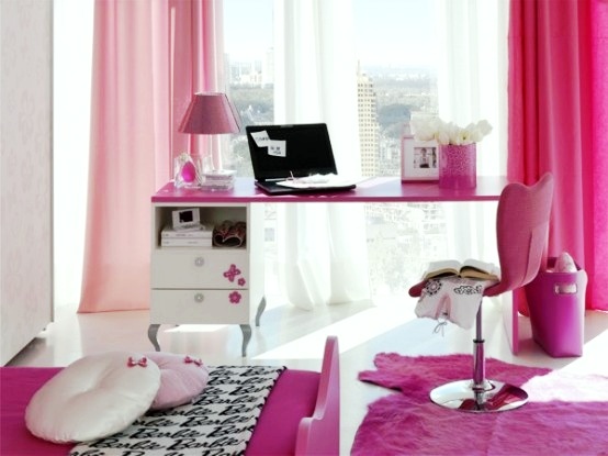 Skrivbord-i-barnkammaren-rosa-design-flicka
