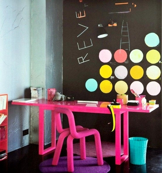 färgglada-skrivbord-i-barnkammaren