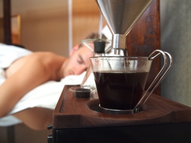 Den innovativa-väckarklockan-barisieuren-gör-morgonkaffe