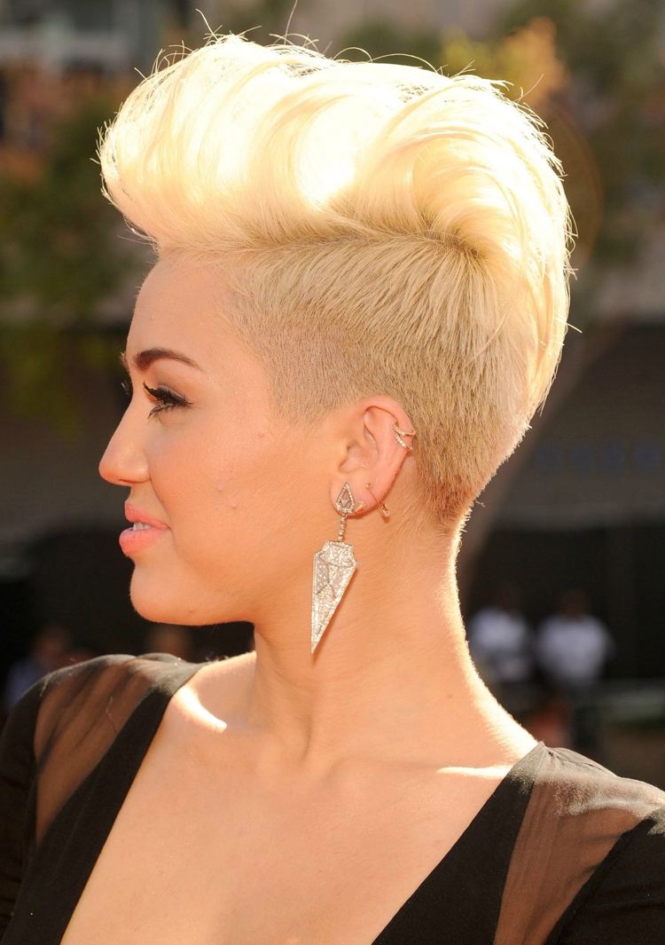 Mohawk med övergångskvinnor kort underskuren blond Miley Cyrus