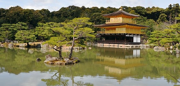 inslag av japansk trädgårdsguldpaviljong