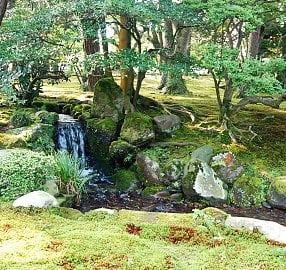 inslag av japanska trädgårdsarbete stenar vatten