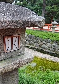 inslag av japansk trädgård sten lykta
