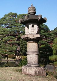 inslag av japansk trädgårdsdekoration lykta
