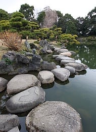 inslag av japanska trädgårdsstenar i vatten