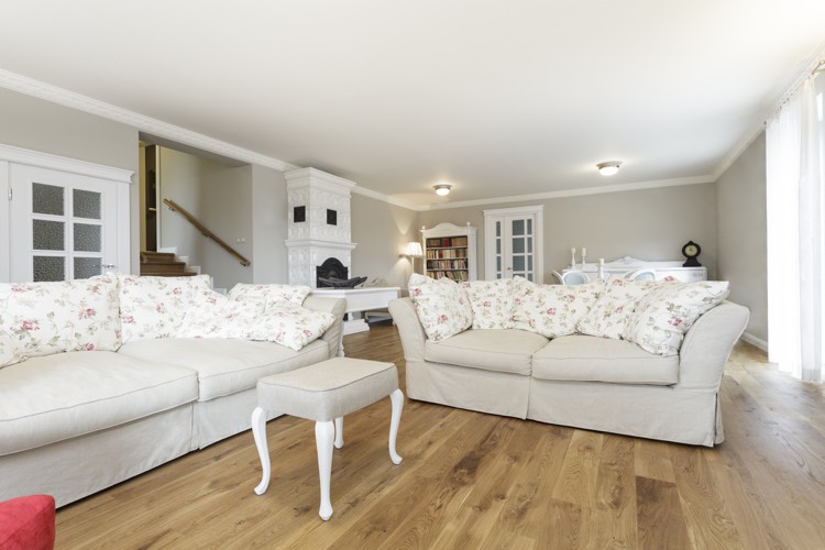 Lantlig stil i vardagsrummet klassiskt-vitt-grädde-trä golv-kudde-ros mönster