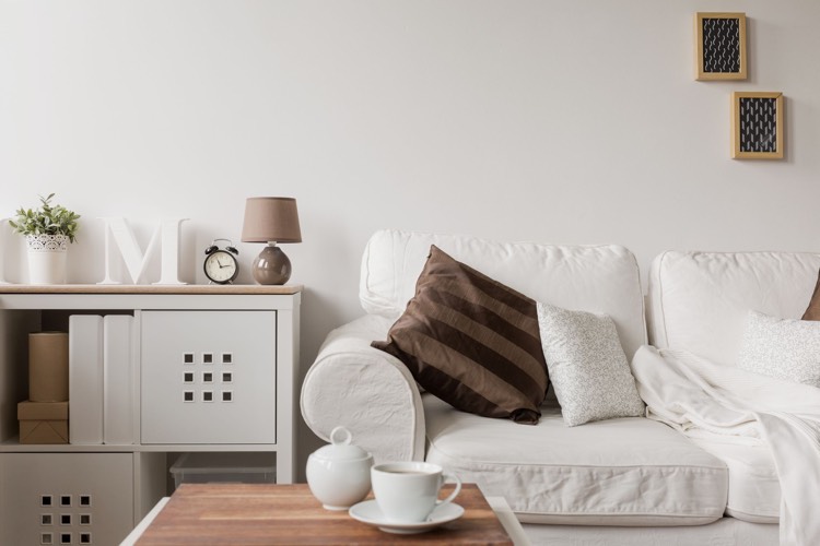 Lantlig stil i vardagsrummet klassiskt-vitt-sofföverdrag-trä-lätthet