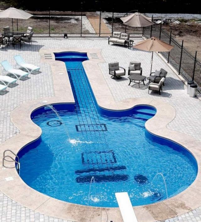 gitarr-form-simning-pool-luft-bild