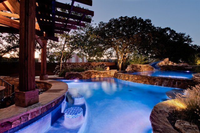 vacker-pool-simning-natt-ljus-idé-design