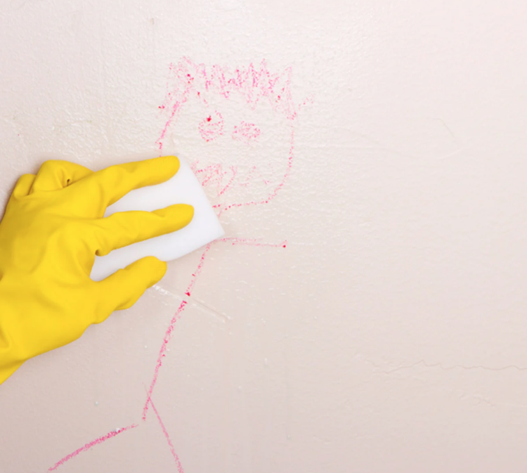Använd ett smutsgummi på en målad vägg