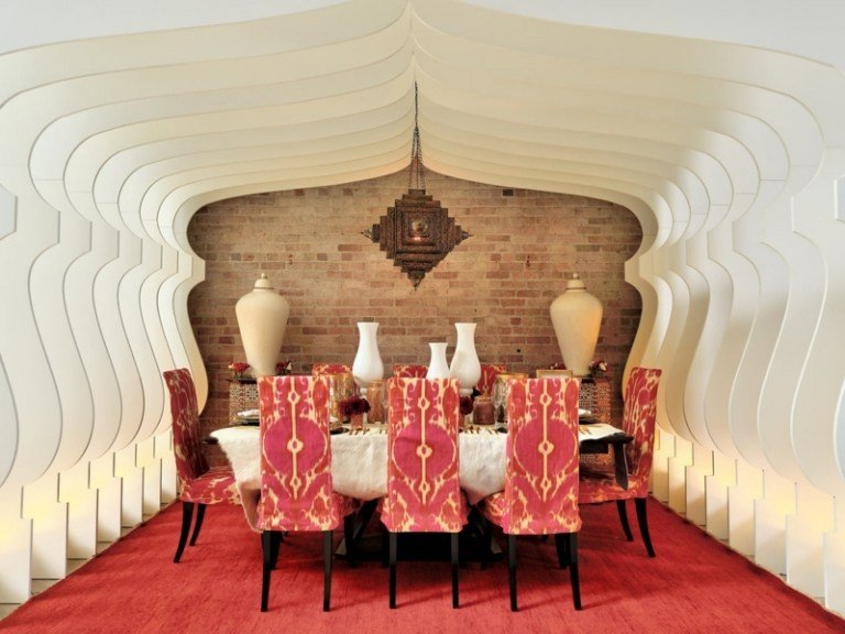 den marockanska stilen matsal interiör röda möbler matta orientalisk båge