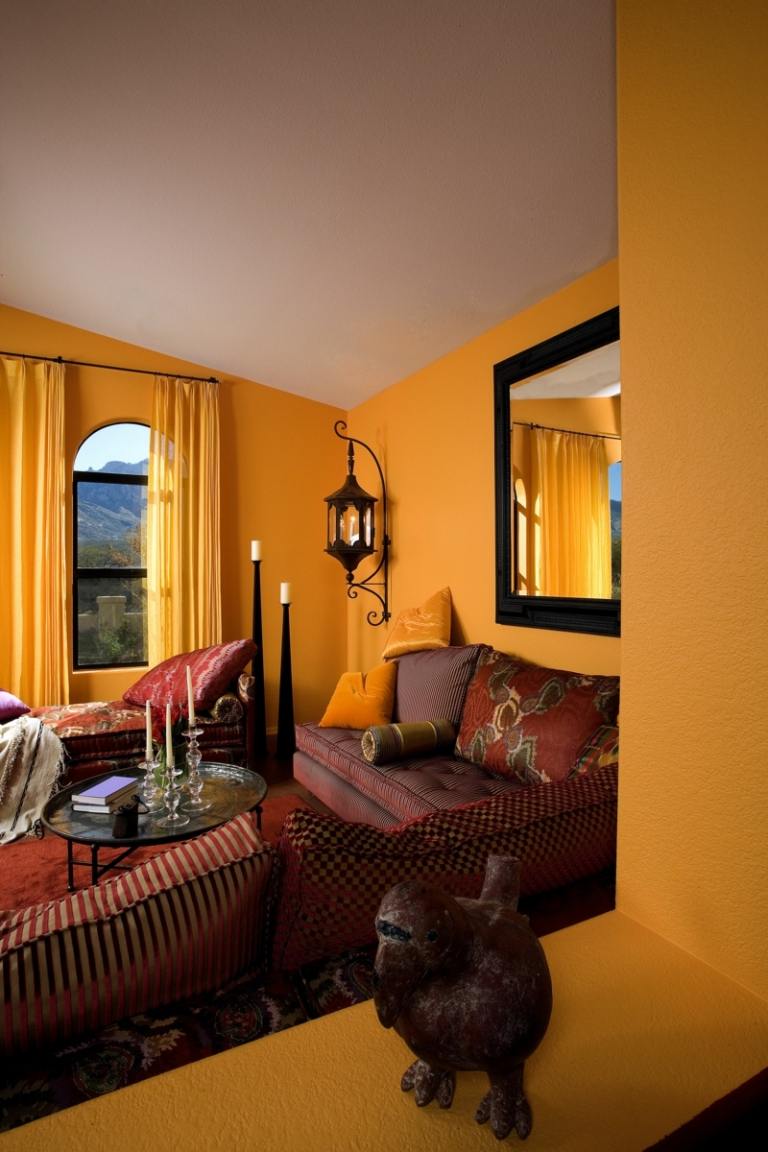 den marockanska stilen orange väggfärg mörk röd soffa orientaliskt mönster