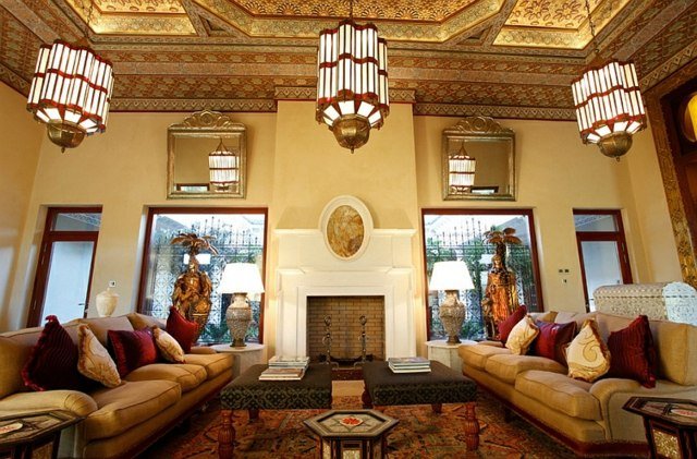 Sagoliknande möbler-stoppade dynor-högt i tak-orientalisk