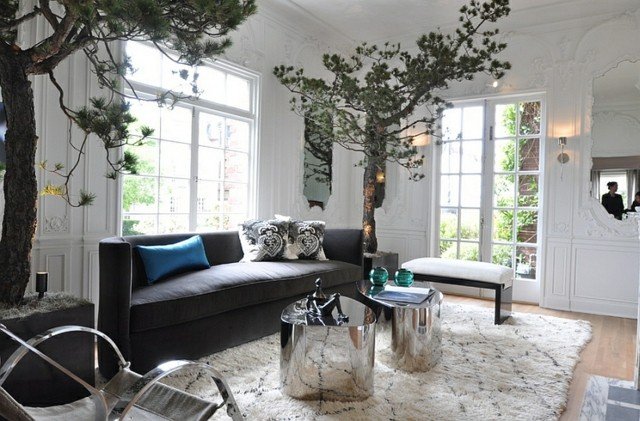 Träd-som-dekoration-klassiskt-vita-möbler-med-metall-bord
