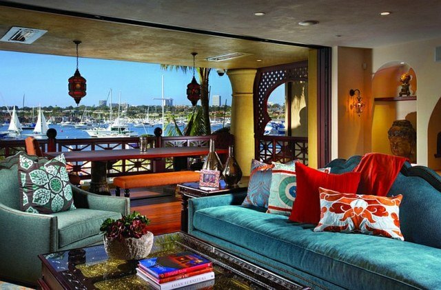 Segelbåtar-utsikt-över-kust-hamn-veranda-marockansk stil